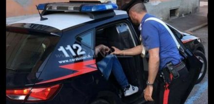 Picchiava la madre disabile per avere soldi da spendere in scommesse: arrestato 20enne fasanese