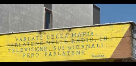 A Mola il ricordo della strage di Capaci davanti al murales dedicato a Falcone e Borsellino