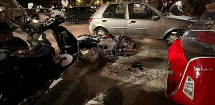 Moto contro auto in piazza Vittorio Emanuele